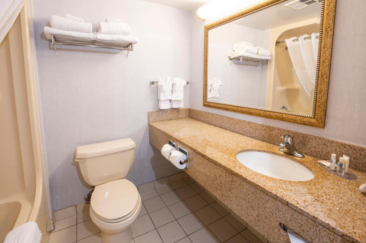 Comfort Hotel & Suites Peterborough Zewnętrze zdjęcie